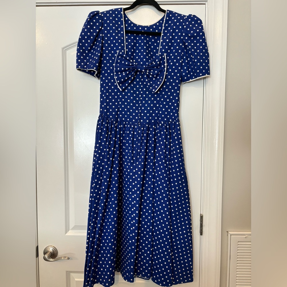 Vintage alert! JT Petites dress with vintage flair. Size 6